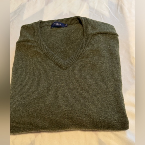 Men's Classic V-Neck Pull-Over Sweater in Olive Green 100% Lambswool Minimalist - Picture 4 of 6